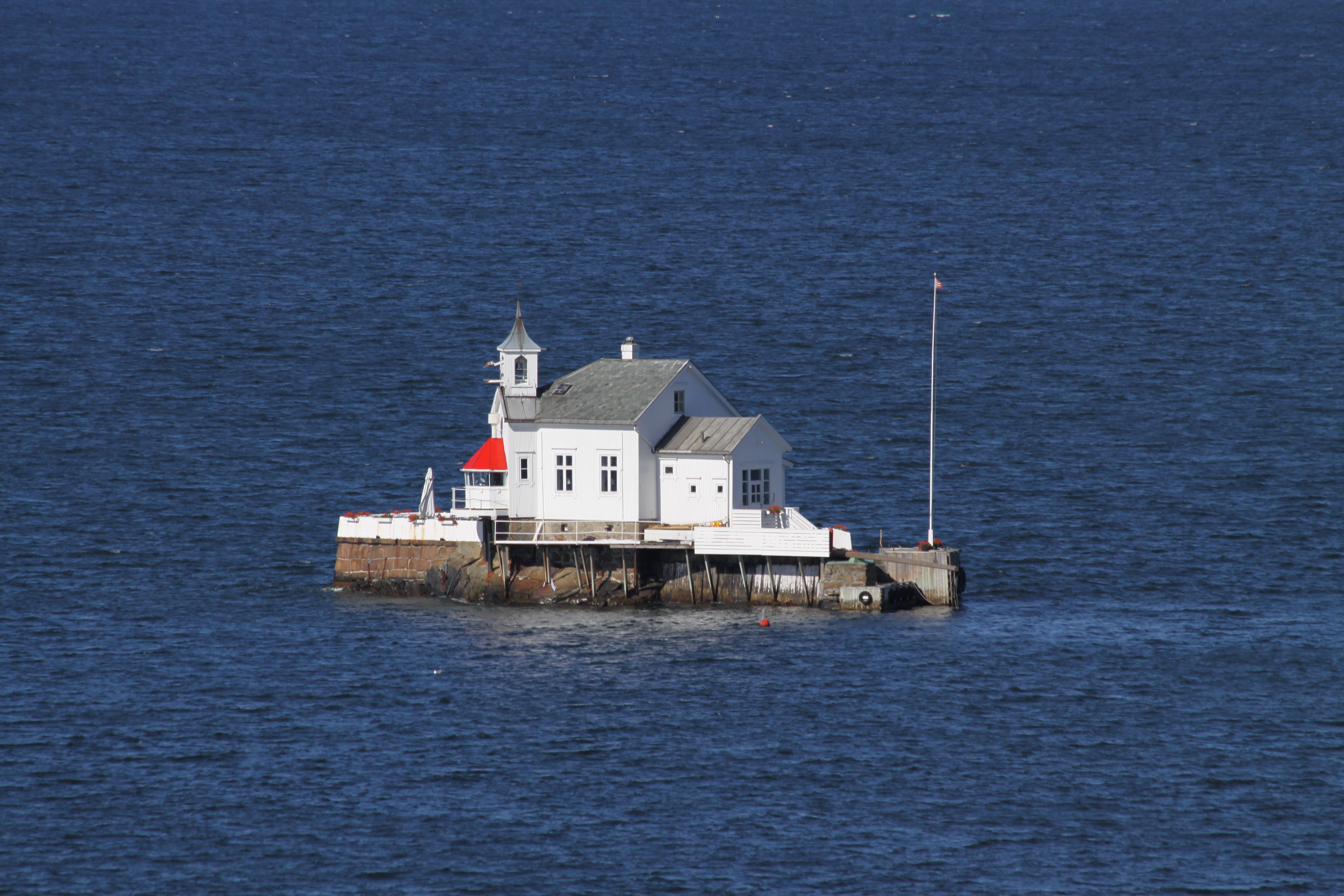 20 Norwegen Haus im Wasser